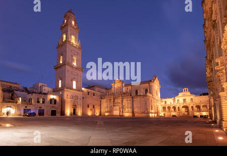 Piazza del Duomo Platz, Campanile Turm und Jungfrau Maria Kathedrale (Basilica di Santa Maria Assunta in Cielo) in Lecce - Apulien, Italien bei Nacht Stockfoto