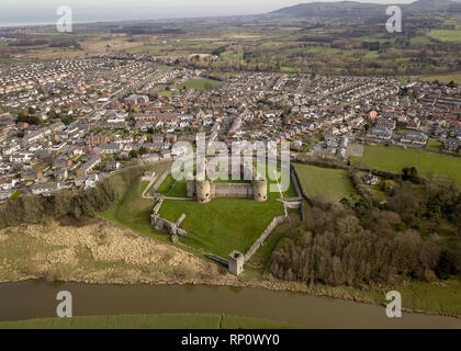 Luftaufnahme von Rhuddlan Burgruine aus über den Fluss Clwyd mit Rhuddlan Stadt in der Ferne, Denbighshire, North Wales Stockfoto