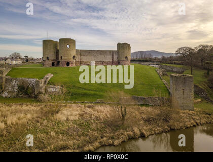 Luftaufnahme von Rhuddlan Castle aus über den Fluss Clwyd, Denbighshire, North Wales Ruine Stockfoto