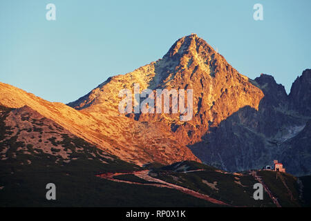 Lomnitzer Spitze - Details bei Sonnenuntergang in der Slowakei Stockfoto