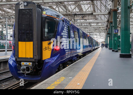 Die scotrail Klasse 385 elektrische Zug auf der Cathcart Circle Line. Die neue Hitachi Züge den Betrieb auf dieser Strecke am Montag, Februar 2019 18. Stockfoto