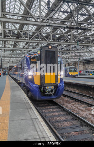 Die scotrail Klasse 385 elektrische Zug auf der Cathcart Circle Line. Die neue Hitachi Züge den Betrieb auf dieser Strecke am Montag, Februar 2019 18. Stockfoto