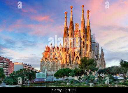 BARCELONA, Spanien - 10. Februar 2016: Sagrada Familia Basilika in Barcelona. Antoni Gaudi-Meisterwerk ist ein UNESCO-Weltkulturerbe in 1 geworden. Stockfoto