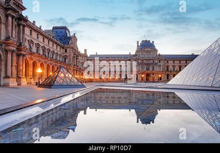 Paris, Frankreich, 9. Februar 2015: Der Louvre ist eines der größten Museen der Welt und ein historisches Monument. Ein zentrales Wahrzeichen von Paris, Frankreich Stockfoto