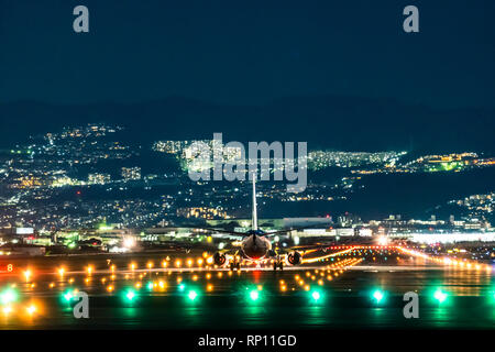 OSAKA, Japan - JAN. 2, 2019: ANA Boeing 737-800, die vom Internationalen Flughafen Itami in Osaka, Japan in der Nacht. Stockfoto