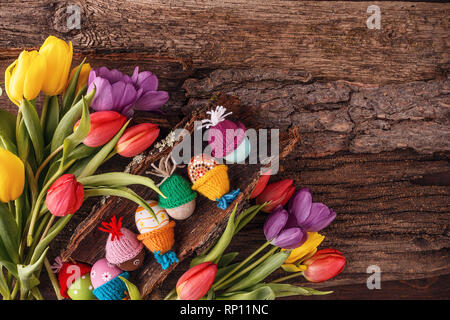 Ostern mit Eiern und Tulpen auf alten hölzernen Hintergrund. Sicht von oben mit Kopie Raum Stockfoto