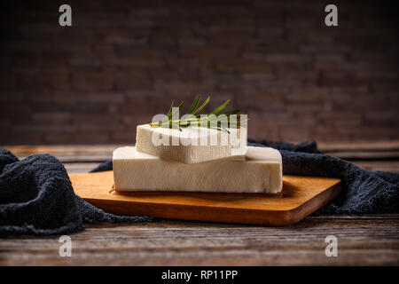 Griechischer Schafskäse Block auf Holzbrett Stockfoto