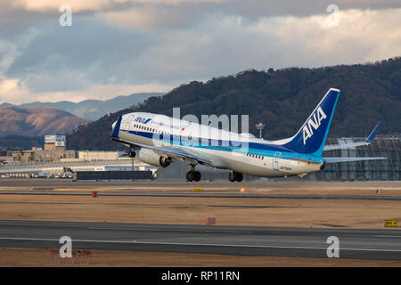 OSAKA, Japan - JAN. 2, 2019: ANA Boeing 737-800, die vom Internationalen Flughafen Itami in Osaka, Japan. Stockfoto