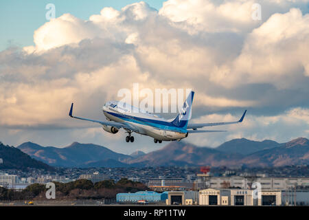 OSAKA, Japan - JAN. 2, 2019: ANA Boeing 737-800, die vom Internationalen Flughafen Itami in Osaka, Japan. Stockfoto