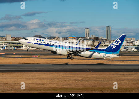 OSAKA, Japan - JAN. 2, 2019: ANA Boeing 737-800, die vom Internationalen Flughafen Itami in Osaka, Japan. Stockfoto