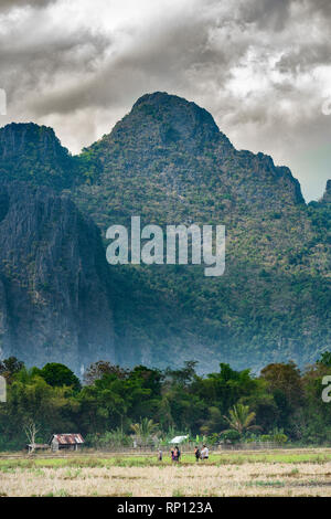 Atemberaubende Aussicht auf einige Touristen zu Fuß auf eine Spur, die in der Pha Ngeum Aussichtspunkt in Vang Vieng, Laos führt. Stockfoto