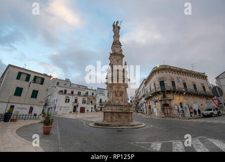 Obelisco Sant'Oronzo Obelisk (Colonna di Sant'Oronzo) Hauptplatz von Ostuni (Piazza della Liberta Square). Ostuni, Apulien, Italien. Weiße Stadt Stockfoto