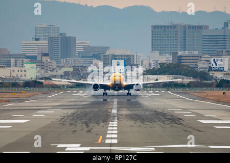 OSAKA, Japan - JAN. 1, 2019: ANA Boeing 777-200ER Tripleseven Star Wars Sonderlackierung Landung auf dem Internationalen Flughafen Itami in Osaka, Japan. Stockfoto