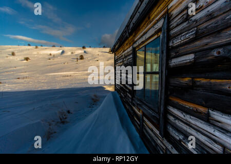 Eine Baracke aus Holz in - unter den russischen Winter Schnee. Stockfoto