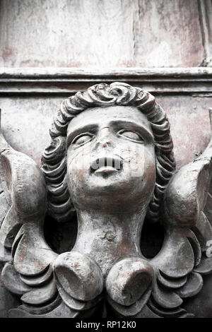 Skulptur eines Engels auf einer hölzernen Tür in Italien Stockfoto
