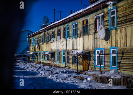 Das verfallene und Winter beschädigte Ex-Krankenhaus von Batagay, Russland Stockfoto