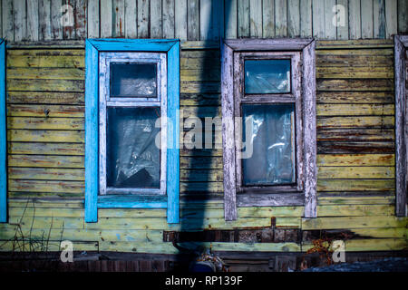 Das verfallene und Winter beschädigte Ex-Krankenhaus von Batagay, Russland Stockfoto