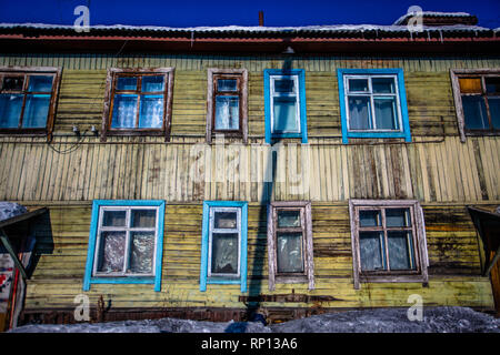 Das verfallene und Winter beschädigte Ex-Krankenhaus von Batagay, Russland Stockfoto