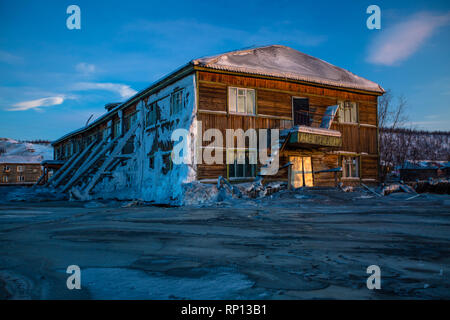 Das verfallene und Winter beschädigte Ex-Krankenhaus von Batagay, Russland Stockfoto