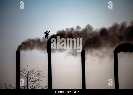 4 Kamine pumpen klimatische Dämpfe in die Atmosphäre. Russland Stockfoto