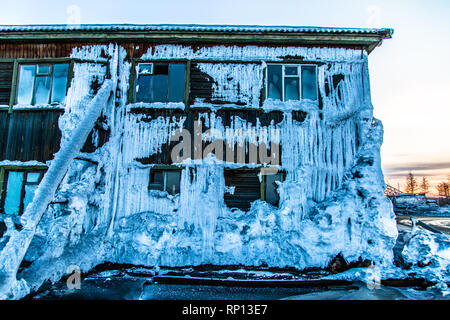 Das verfallene und Winter beschädigte Ex-Krankenhaus von Batagay, Russland Stockfoto