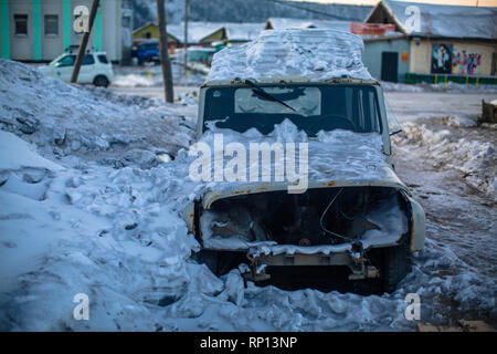 Ein noch funktionierender sowjetischer UAZ-469 Jeep parkte und steckte im Schnee, Batagay, Russland Stockfoto