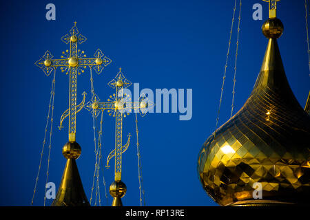 Die Kreuzungen und Zwiebelkuppeln der russisch-orthodoxen Kirche setzen gegen einen blauen Himmel. Stockfoto