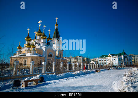 Die Kreuzungen und Zwiebelkuppeln der russisch-orthodoxen Kirche setzen gegen einen blauen Himmel. Stockfoto