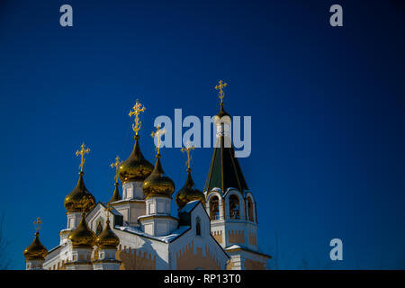 Die Kreuzungen und Zwiebelkuppeln der russisch-orthodoxen Kirche setzen gegen einen blauen Himmel. Stockfoto