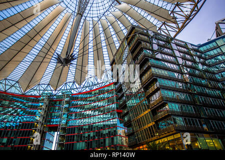 Die augenzwinkernde Architektur des Sony Centers/Centers am Potsdamer Platz, Berlin, Deutschland. Stockfoto