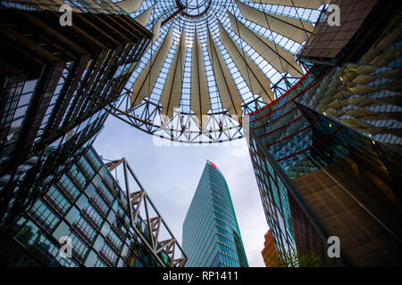 Die augenzwinkernde Architektur des Sony Centers/Centers am Potsdamer Platz, Berlin, Deutschland. Stockfoto