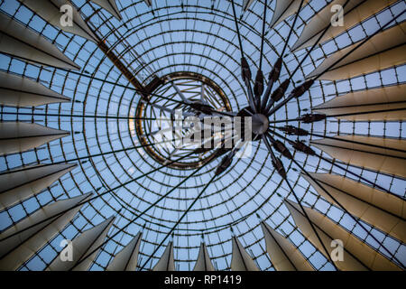 Die augenzwinkernde Architektur des Sony Centers/Centers am Potsdamer Platz, Berlin, Deutschland. Stockfoto