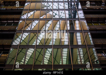 Die augenzwinkernde Architektur des Sony Centers/Centers am Potsdamer Platz, Berlin, Deutschland. Stockfoto