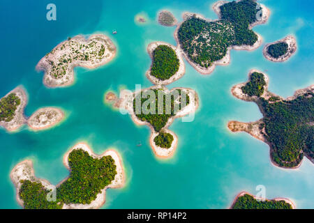 (Sicht von oben) einen atemberaubenden Blick auf einen herzförmigen Insel in der Mitte einer Gruppe von anderen Inseln in Nam Ngum Stausee in Thalat. Stockfoto