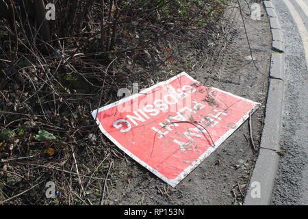 Schwere Anlage Zeichen durch lkw-Räder zerquetscht Stockfoto