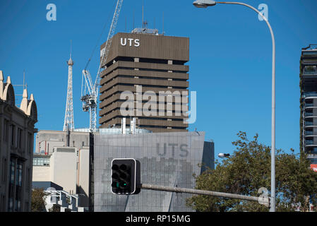 An der Technischen Universität Sydney Gebäude 1 Der brutalist admin Turm und Gebäude 11, Fakultät für Ingenieurwesen & IT am Rande des Central Sydney Stockfoto