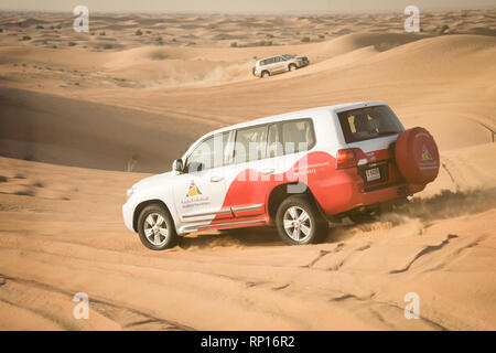 DUBAI, VAE - 18. Februar 2018: Desert Safari - Fahren im Gelände Fahrzeuge durch die Sanddünen, traditionelle Unterhaltung für Touristen in der Wüste clo Stockfoto