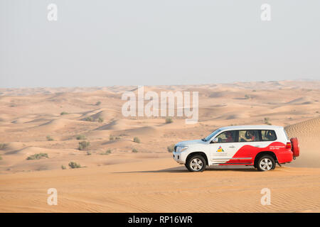 DUBAI, VAE - 18. Februar 2018: Desert Safari - Fahren im Gelände Fahrzeuge durch die Sanddünen, traditionelle Unterhaltung für Touristen in der Wüste clo Stockfoto