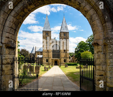 Southwell Mister und romanische Kathedrale in Nottinghamshire, England, UK, gesehen durch die arkade der wichtigsten Tor Stockfoto