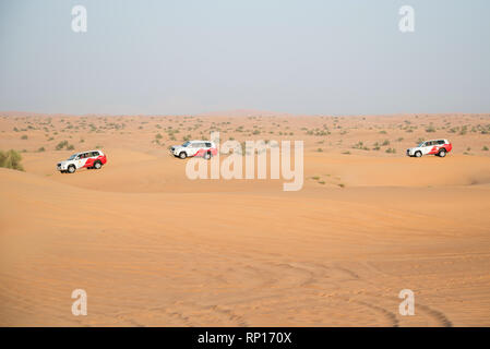 DUBAI, VAE - 18. Februar 2018: Desert Safari - Fahren im Gelände Fahrzeuge durch die Sanddünen, traditionelle Unterhaltung für Touristen in der Wüste clo Stockfoto