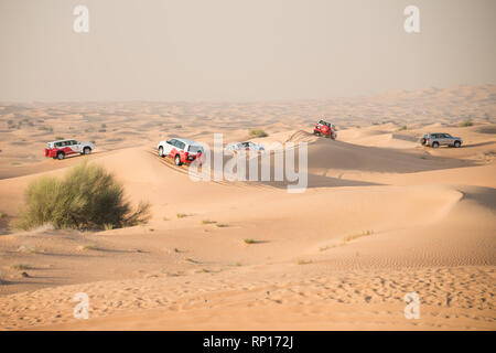 DUBAI, VAE - 18. Februar 2018: Desert Safari - Fahren im Gelände Fahrzeuge durch die Sanddünen, traditionelle Unterhaltung für Touristen in der Wüste clo Stockfoto