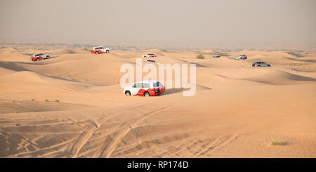 DUBAI, VAE - 18. Februar 2018: Desert Safari - Fahren im Gelände Fahrzeuge durch die Sanddünen, traditionelle Unterhaltung für Touristen in der Wüste clo Stockfoto