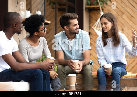 Freund hören Mädchen sitzen zusammen im Café Kaffee trinken Stockfoto