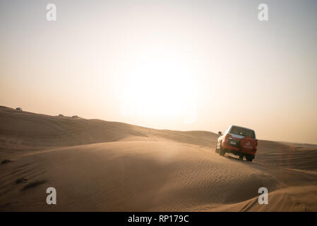 DUBAI, VAE - 18. Februar 2018: Desert Safari - Fahren im Gelände Fahrzeuge durch die Sanddünen, traditionelle Unterhaltung für Touristen in der Wüste clo Stockfoto