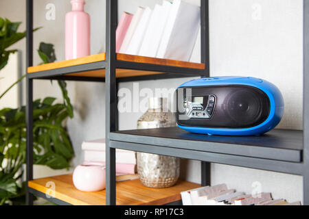 Kompakter CD-Player im Regal vintage Innenraum Stockfoto