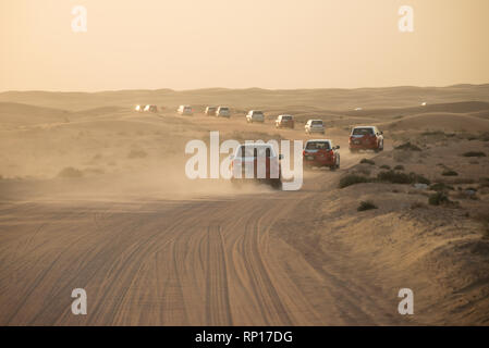 DUBAI, VAE - 18. Februar 2018: Desert Safari - Fahren im Gelände Fahrzeuge durch die Sanddünen, traditionelle Unterhaltung für Touristen in der Wüste clo Stockfoto