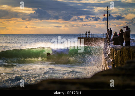 Porthleven Hafen Pier Surf Reef Bodyboard Barrel Wave Sonnenuntergang auf 2019 01 20 genommen Stockfoto