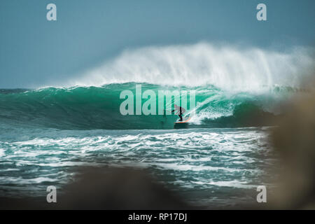 Porthleven Hafen Pier Surf Reef Stand Up Paddle Board Barrel Welle auf 2019 01 20 genommen Stockfoto