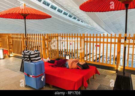 Japan, Honshu, Tokyo, Haneda Flughafen International Terminal, Abreise, schlafende Fahrgast Warten auf Abflug Stockfoto