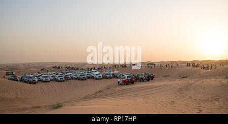 DUBAI, VAE - 18. Februar 2018: Desert Safari - Fahren im Gelände Fahrzeuge durch die Sanddünen, traditionelle Unterhaltung für Touristen in der Wüste clo Stockfoto